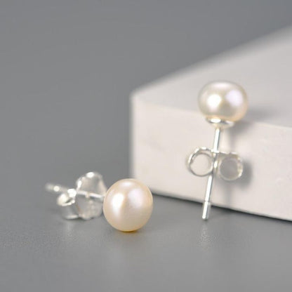 BASIC WHITE PEARL STUD - MEDIUM