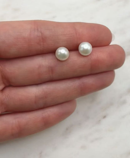 BASIC WHITE PEARL STUD - MEDIUM